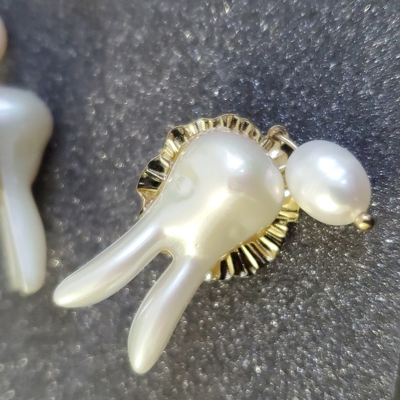 Easter Genuine Pearl Peter Rabbit Gold Collar Earrings - Picture 6 of 6